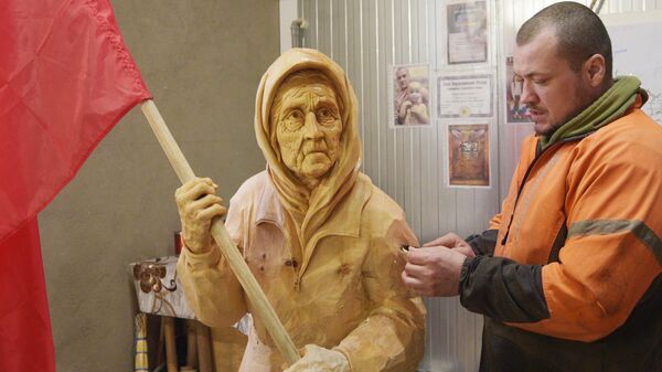 Скульптур Александр Ивченко во время работы над скульптурой украинской бабушки в мастерской в Воронеже