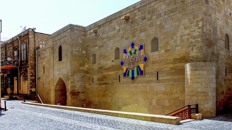 Внешний фасад караван-сарая в Баку