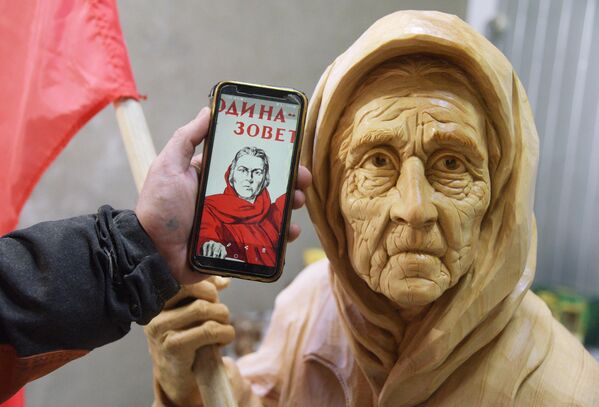 Скульптура украинской бабушки автора Александра Ивченко в мастерской в Воронеже