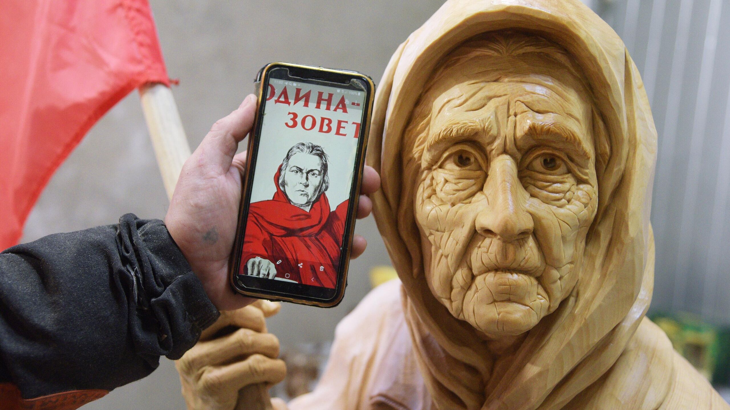 Patung nenek Ukraina dengan bendera Uni Soviet dibawa ke Museum Voronezh