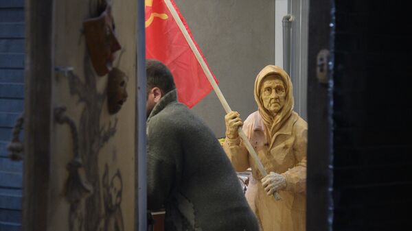 Скульптура украинской бабушки автора Александра Ивченко в мастерской в Воронеже