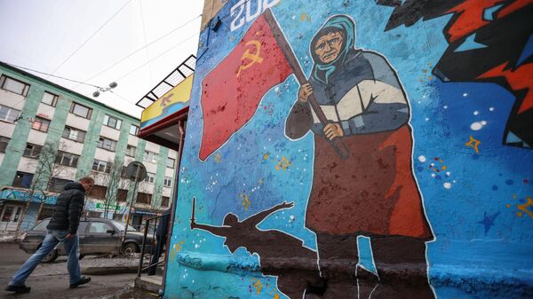 Граффити с изображением украинской бабушки с красным флагом в Мурманске