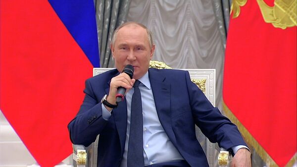 Путин поддержал идею поднимать флаг России и исполнять гимн в школах