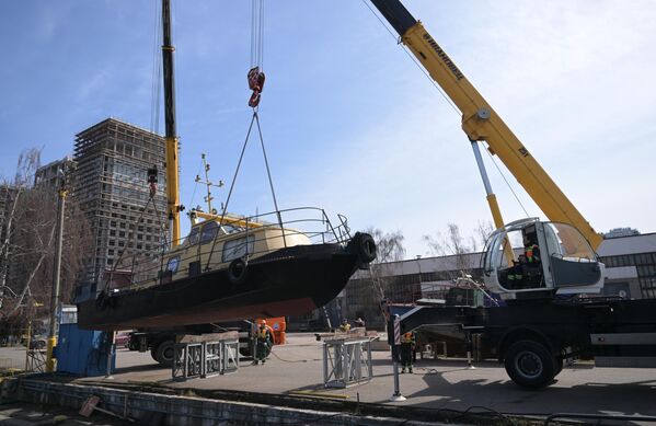 Спуск на воду буксирного теплохода Сходня в рамках подготовки к открытию технической навигации в Москве