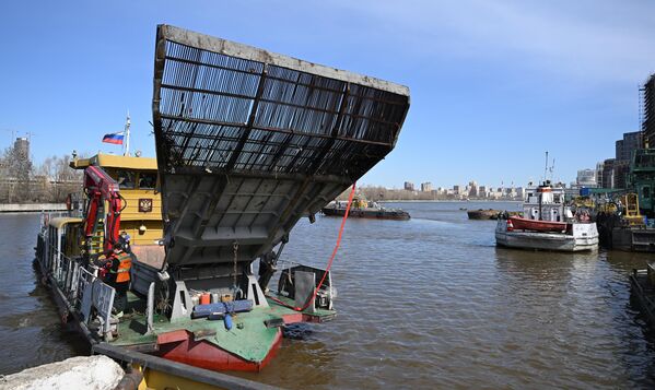 Судно МС-1 выгружает мусор, собранный в акватории Москва-реки в рамках подготовки к открытию технической навигации