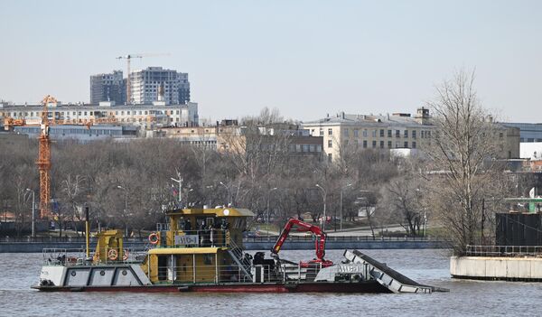 Судно МС-1 собирает мусор в акватории Москва-реки в рамках подготовки к открытию технической навигации