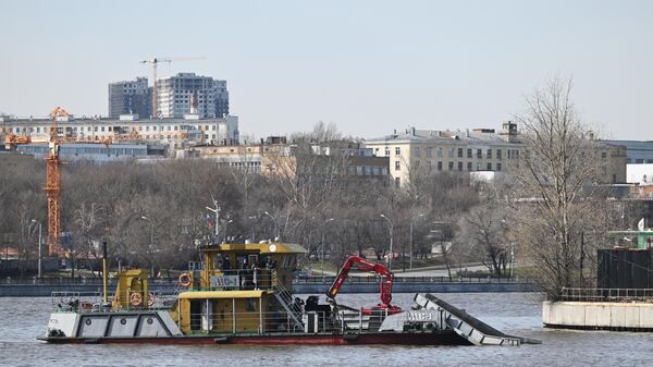 Судно МС-1 собирает мусор в акватории Москва-реки в рамках подготовки к открытию технической навигации