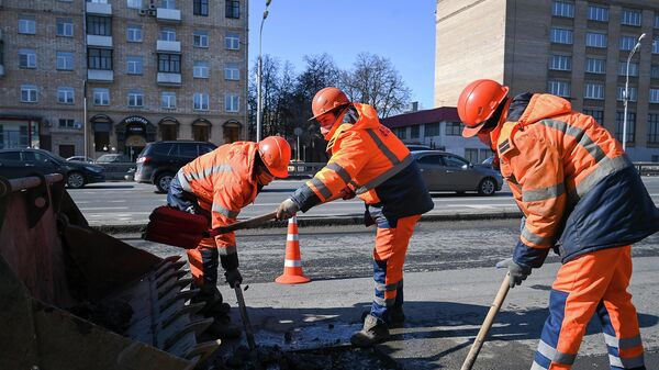 Рабочие во время ремонта асфальтобетонного покрытия