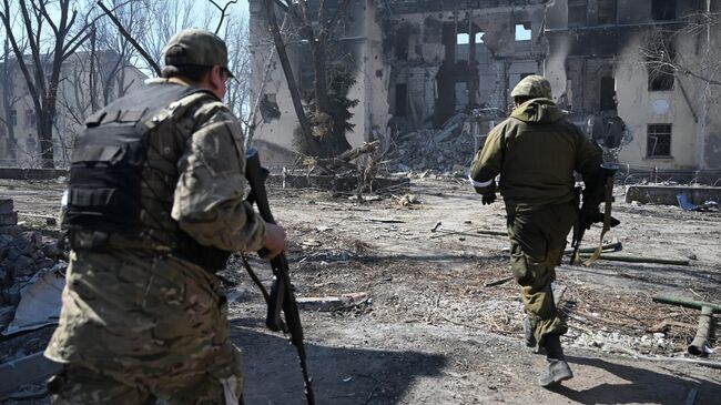 Военнослужащие Народной милиции ДНР  рядом с больницей в Мариуполе