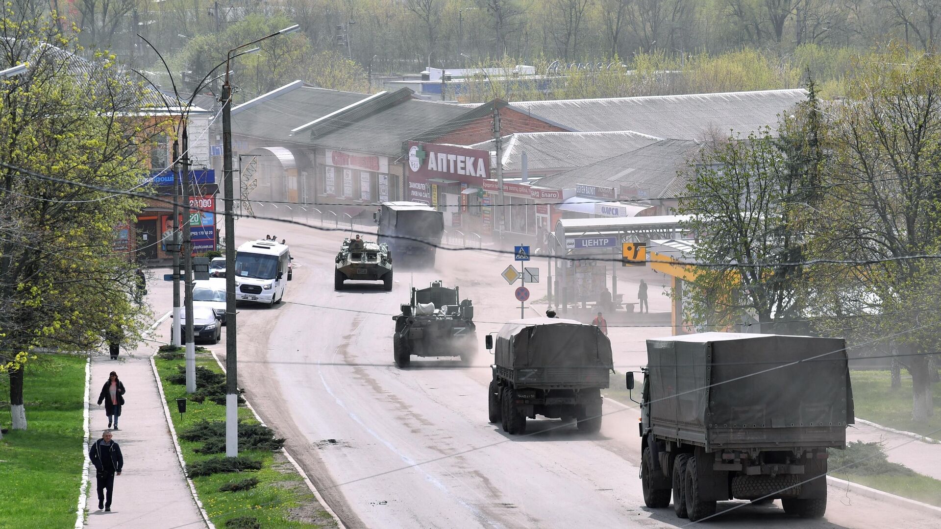 Колонна военной техники ВС РФ на одной из улиц в Купянске - РИА Новости, 1920, 27.07.2022