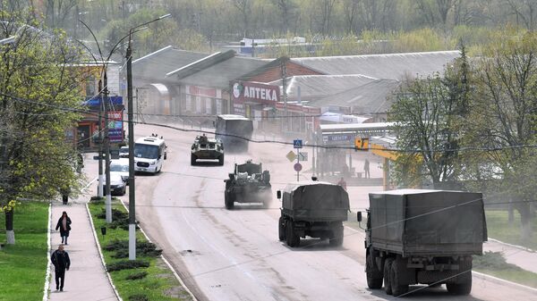 Колонна военной техники ВС РФ на одной из улиц в Купянске