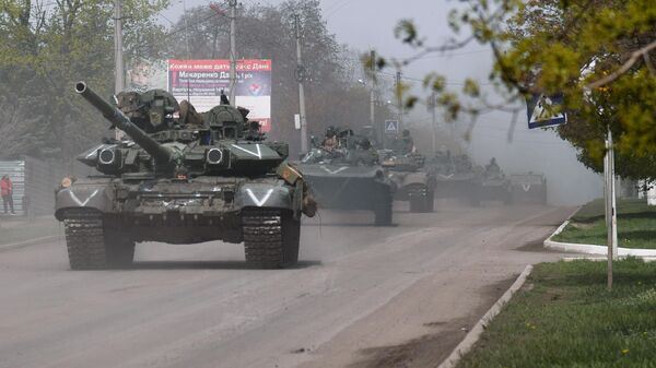 Колонна военной техники ВС России на одной из улиц в Купянске