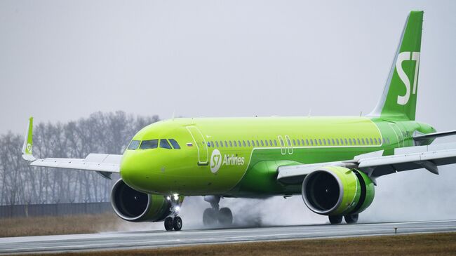 Самолет Airbus A320neo авиакомпании S7 Airlines в аэропорту Толмачево в Новосибирске