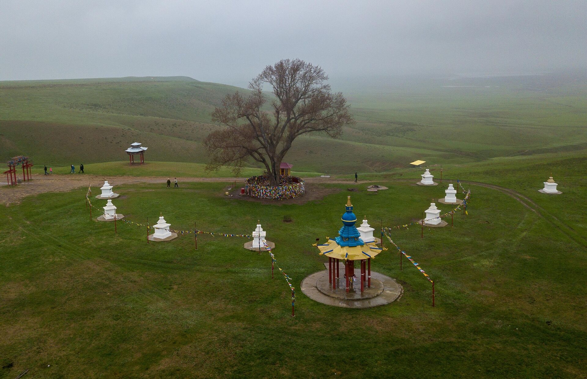 Одинокий тополь с каскадом родников - памятник природы регионального значения, который расположен на южном склоне хребта Хамур. Является местом преклонения буддистов Калмыкии