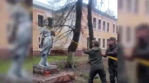 Снос памятника Зое Космодемьянской в Чернигове