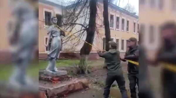 Снос памятника Зое Космодемьянской в Чернигове
