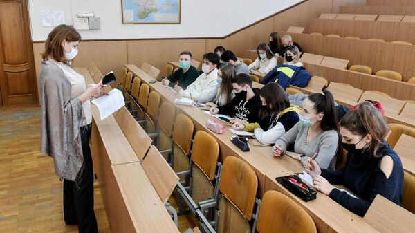 Студенты во время обучения в Крымском Федеральном Университете имени В. И. Вернадского в Симферополе