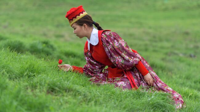 Артистка Театра Костюма и Пластики Татьяны Миловановой в национальном костюме