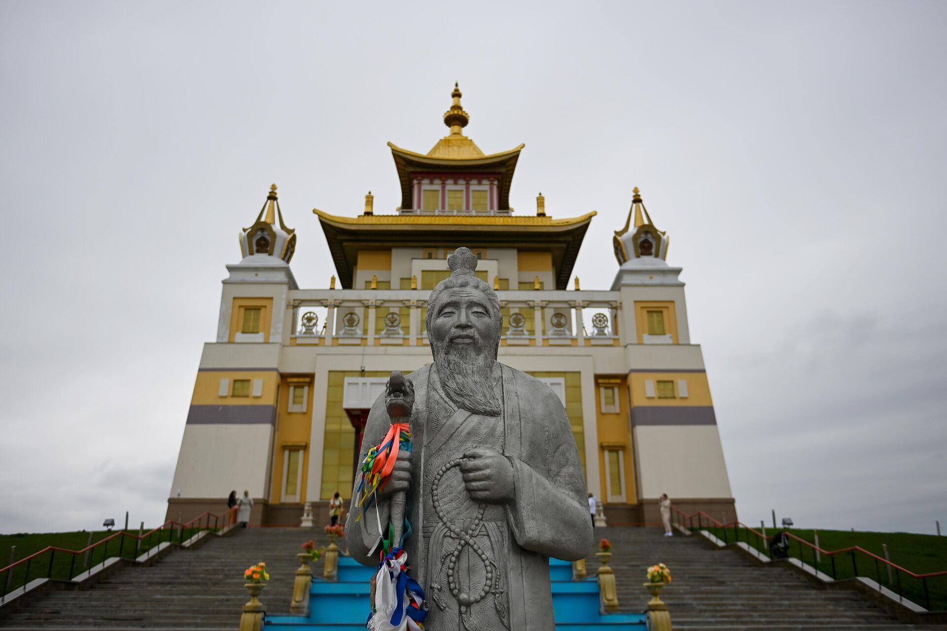 Статуя Белого Старца, расположенная перед входом в элистинский хурул Золотая обитель Будды Шакьямуни