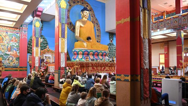 Служба в буддийском храме Золотая обитель Будды Шакьямуни в Калмыкии