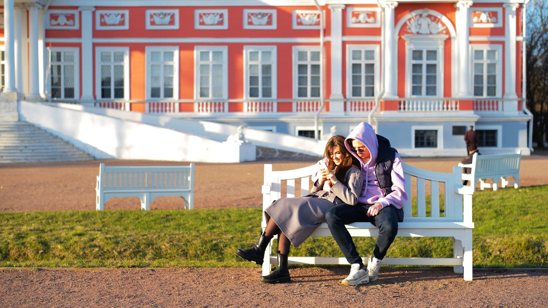 Молодые люди отдыхают на территории музея-усадьбы Кусково в Москве - РИА Новости, 1920, 13.02.2023