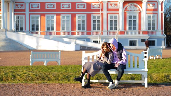 Молодые люди отдыхают на территории музея-усадьбы Кусково в Москве