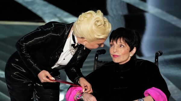 Леди Гага и Лайза Миннелли на церемонии вручения премии Оскар