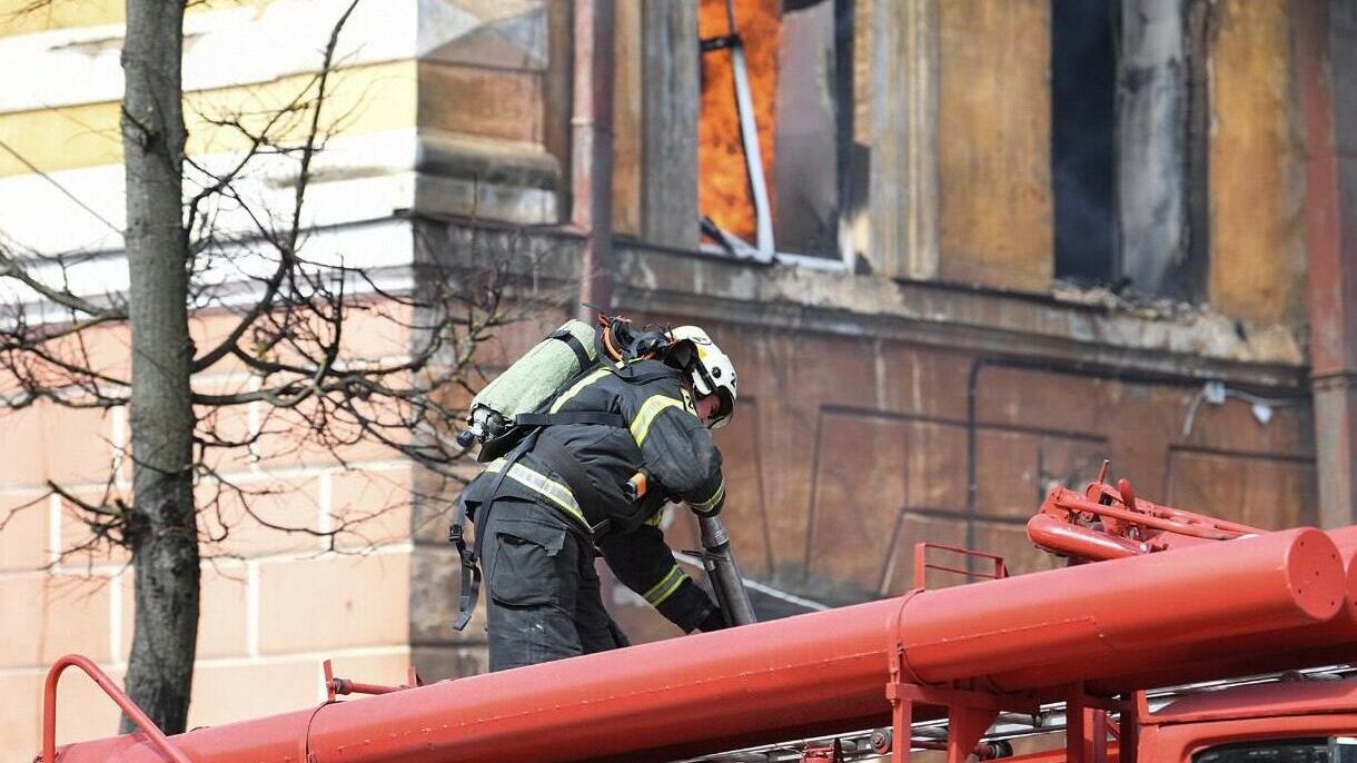 Сотрудник пожарной службы тушит пожар в здании Центрального научно-исследовательского института войск Воздушно-космической обороны в Твери - РИА Новости, 1920, 21.04.2022