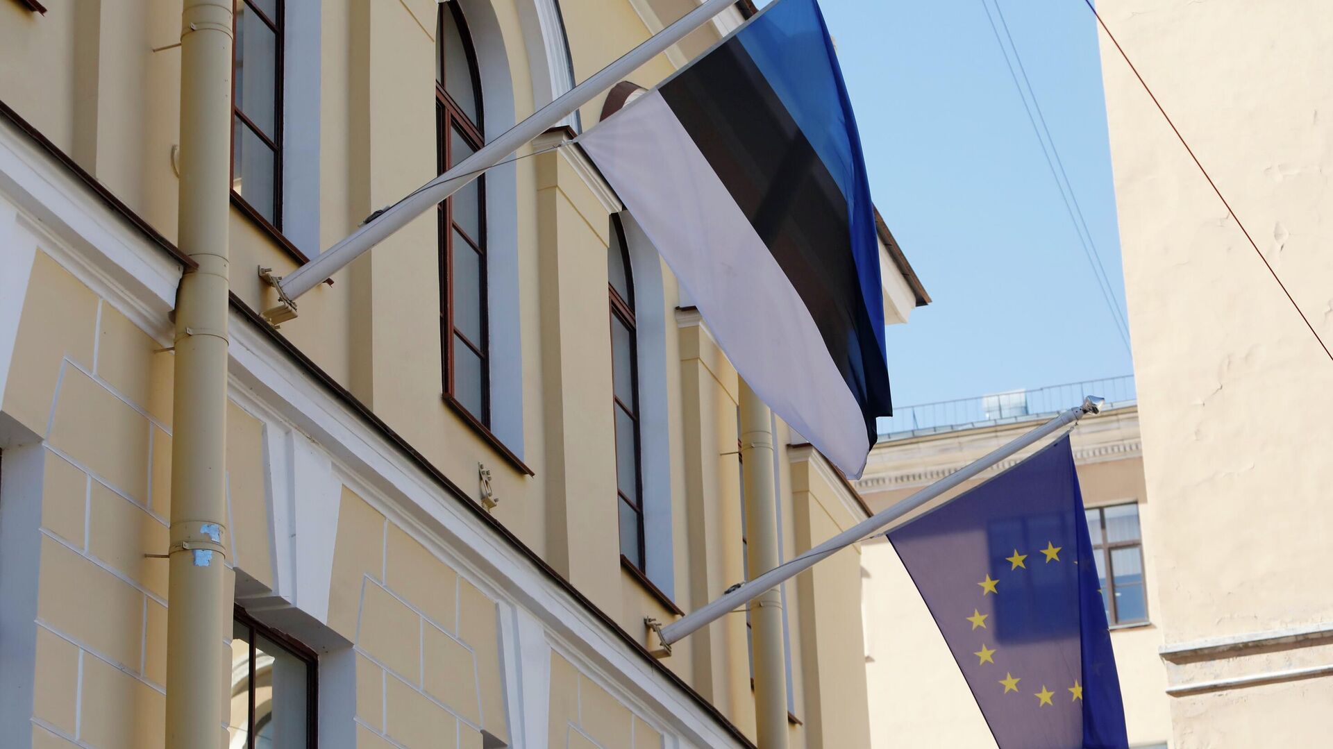Флаги Эстонии и Евросоюза на здании генерального консульства Эстонии в Санкт-Петербурге - РИА Новости, 1920, 18.08.2022