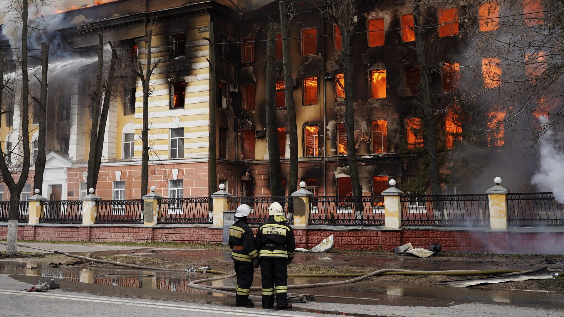 Пожар в здании Центрального научно-исследовательского института войск Воздушно-космической обороны в Твери - РИА Новости, 1920, 28.04.2022