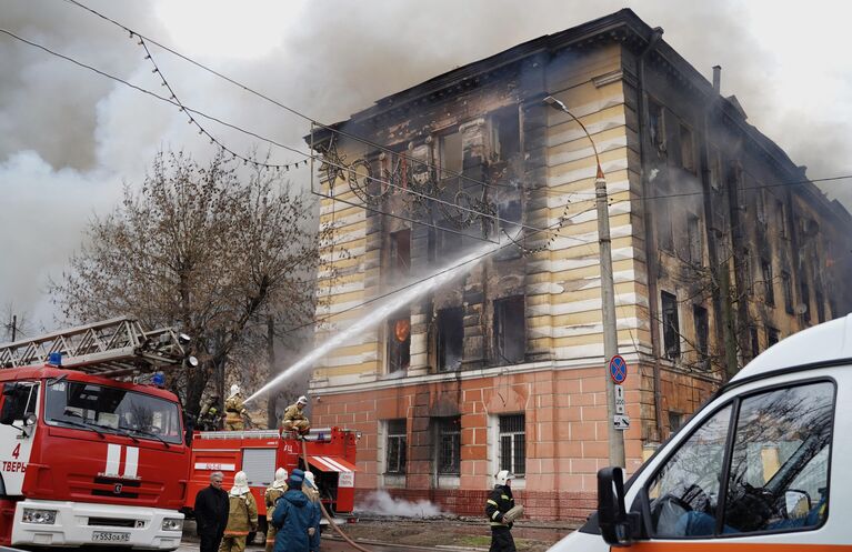 Сотрудники пожарной службы тушат пожар в здании Центрального научно-исследовательского института войск Воздушно-космической обороны в Твери