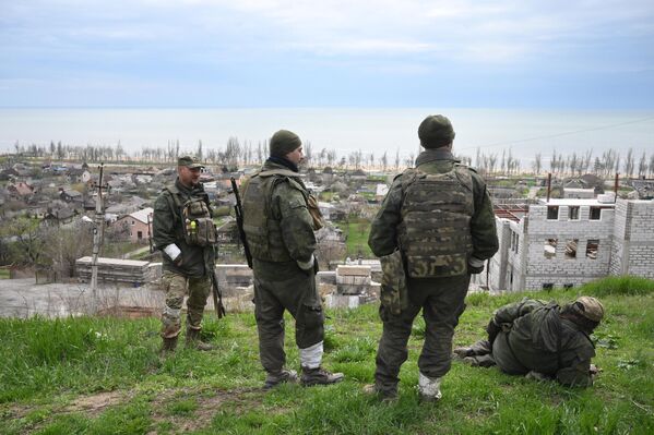 Бойцы Народной милиции ДНР в Левобережном районе Мариуполя