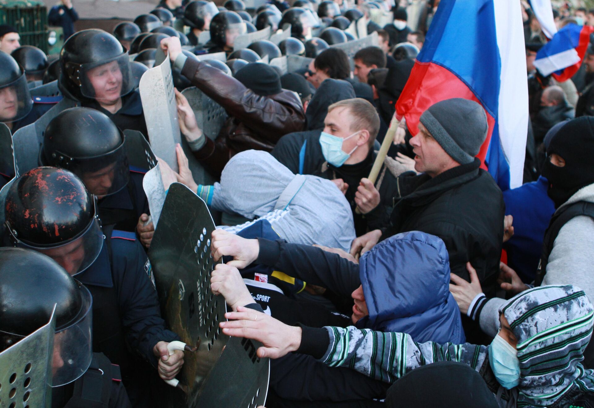 Участники митинга в Донецке, организованного сторонниками референдума о статусе региона, во время столкновения с милицией. - РИА Новости, 1920, 22.04.2022