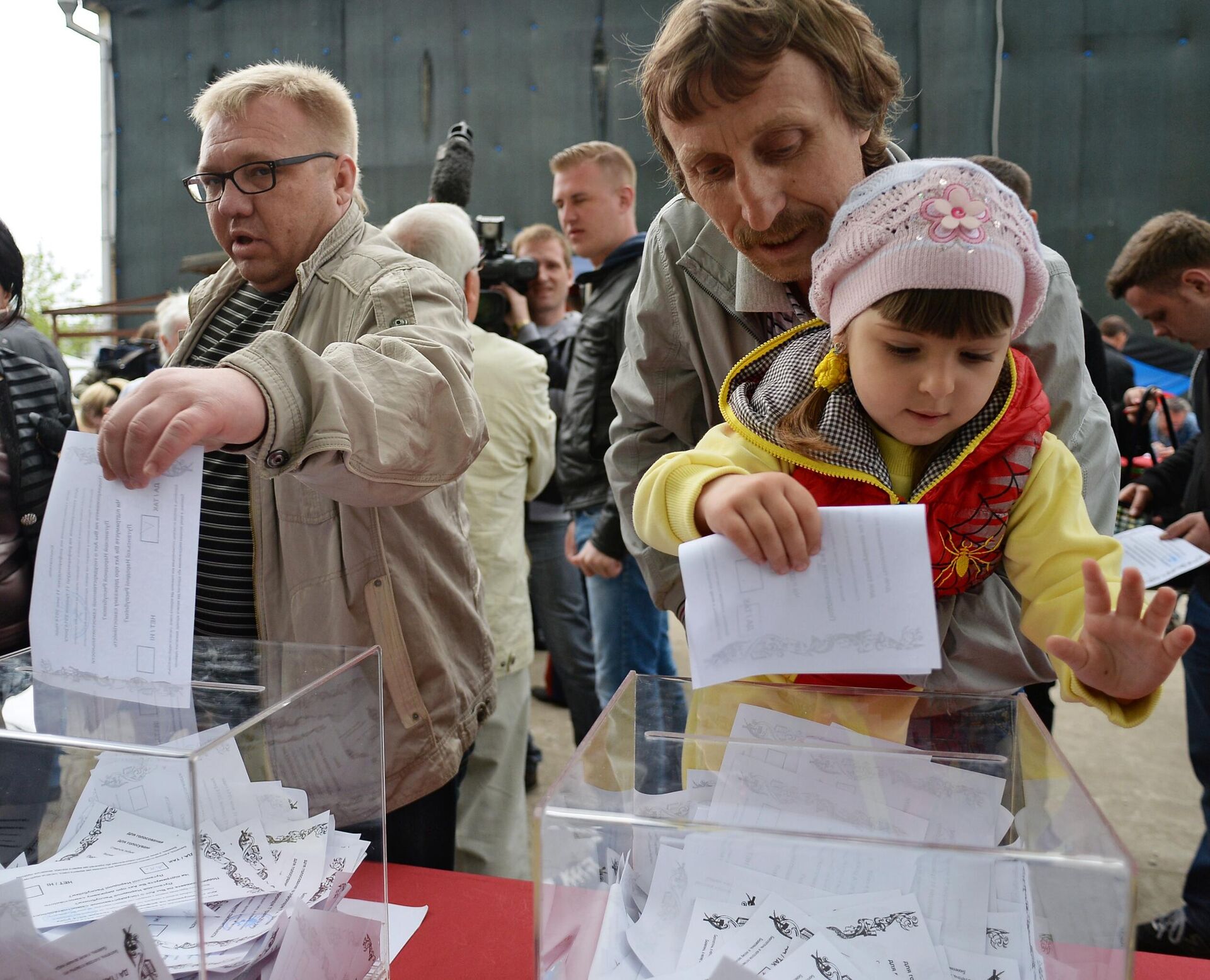 Голосование на референдуме жителей юго-востока Украины в Москве - РИА Новости, 1920, 22.04.2022