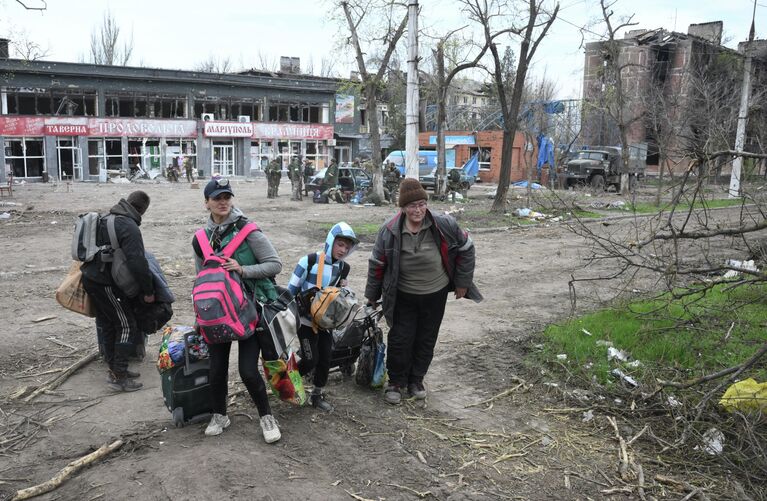 Жители покидают кварталы в Левобережном районе Мариуполя, расположенные у промзоны завода Азовсталь, на территории которого укрылись остатки формирования националистов