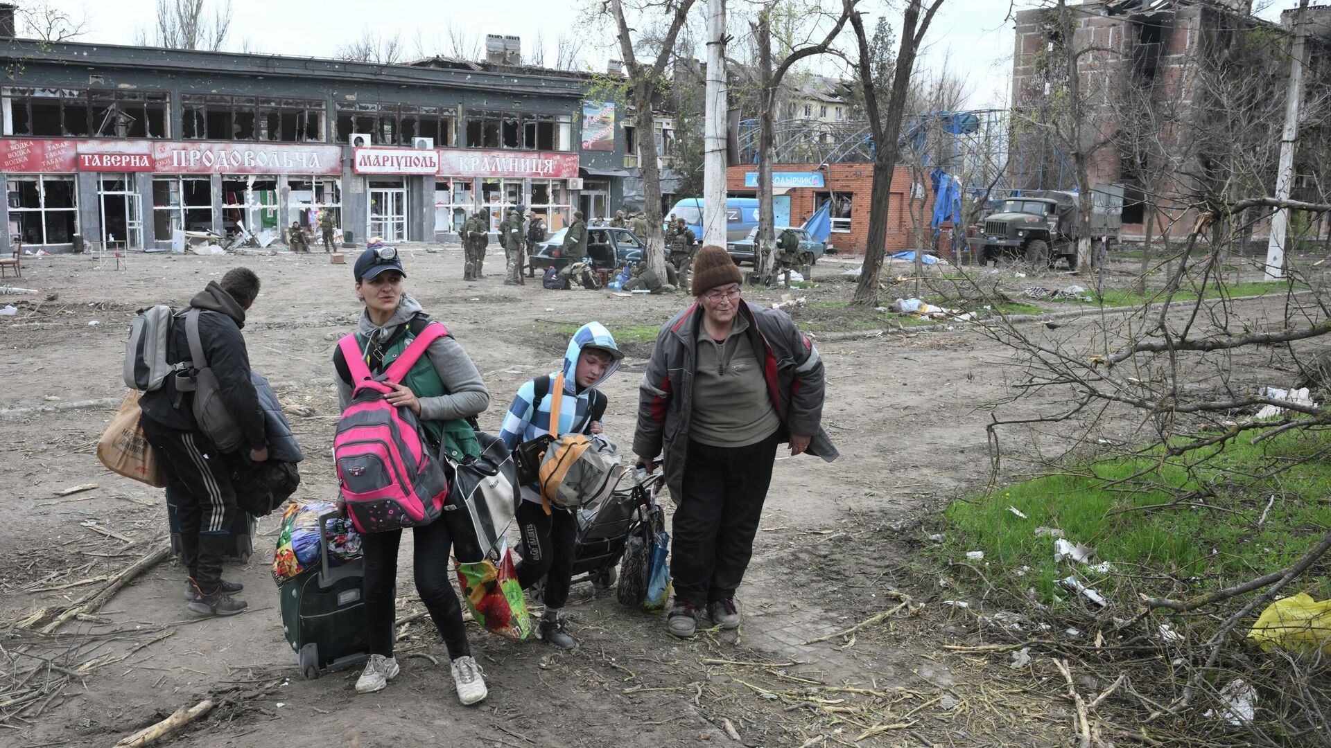 Жители покидают кварталы в Левобережном районе Мариуполя, расположенные у промзоны завода Азовсталь, на территории которого укрылись остатки формирования националистов - РИА Новости, 1920, 03.05.2022