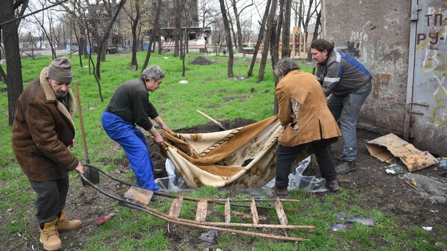 Горожане хоронят местного жителя во дворе жилого дома в Мариуполе