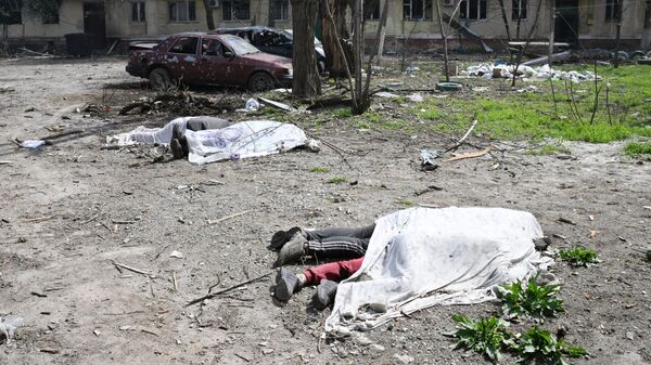Тела мертвых жителей на улице в Левобережном районе Мариуполя