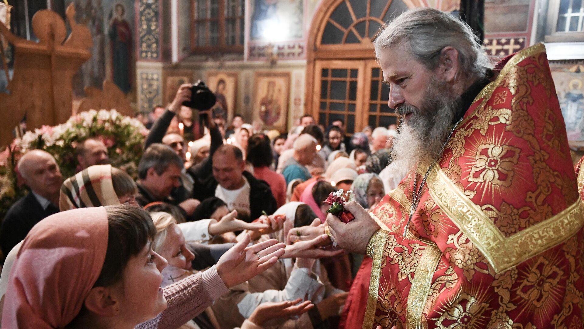 Протоиерей Богдан Северин во время пасхальной службы в храме Трёх Святителей в Симферополе - РИА Новости, 1920, 06.05.2024