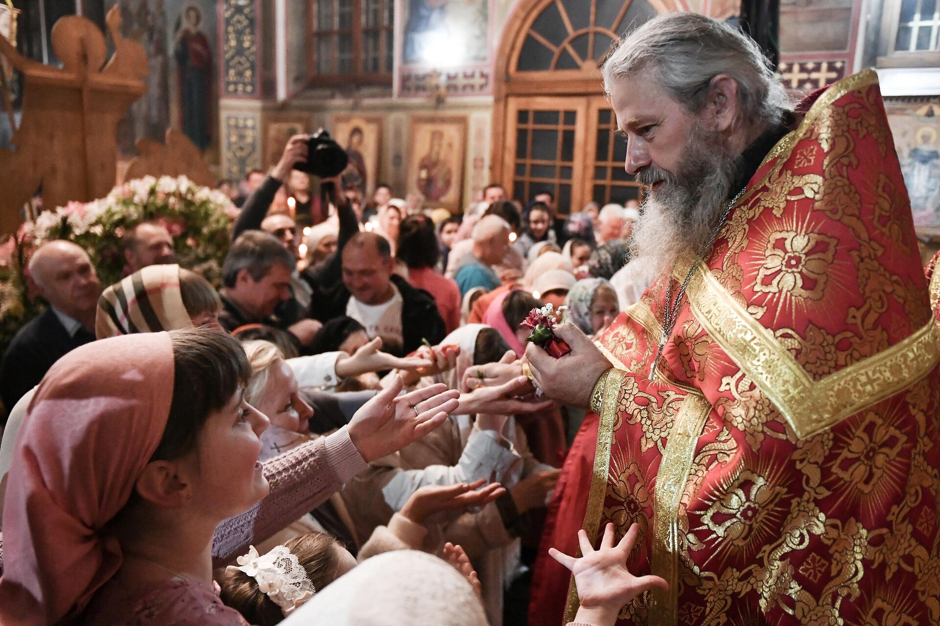 Протоиерей Богдан Северин во время пасхальной службы в храме Трёх Святителей в Симферополе - РИА Новости, 1920, 22.04.2022