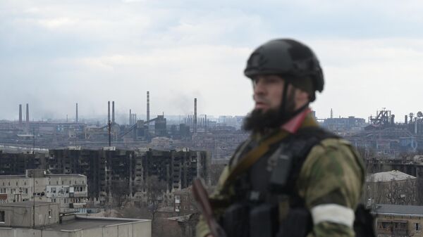 Боец специального отряда быстрого реагирования Ахмат на крыше здания в Мариуполе