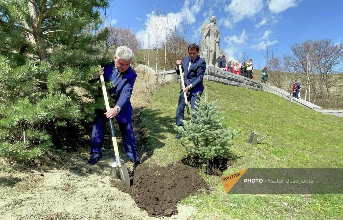 Посадка памятной ели на церемонии открытия памятника Александру Пушкину на Пушкинском перевале - РИА Новости, 1920, 22.04.2022