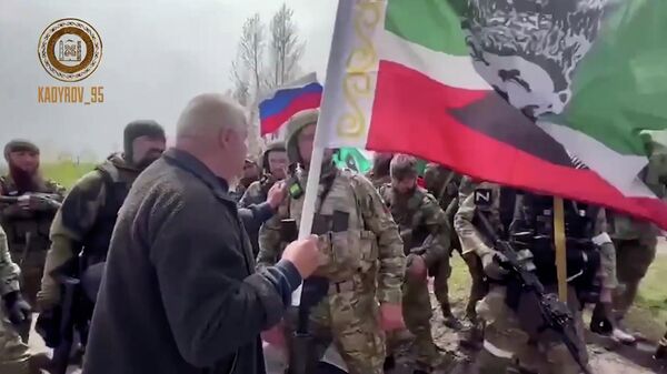Житель ЛНР просит чеченских бойцов подарить им флаг