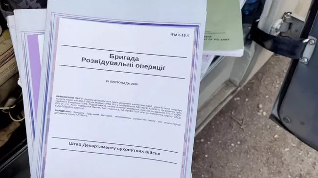 На базе Азова* под Мариуполем найдены секретные уставы и методички армии США