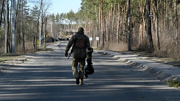 Украинский военный в городе Ирпень неподалеку от Киева