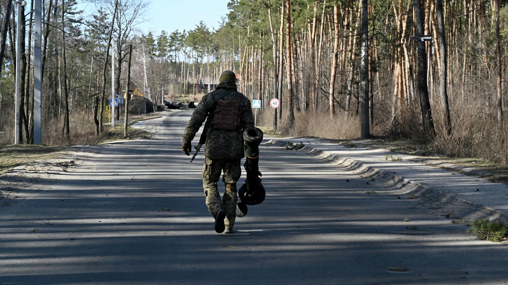 Украинский военный в городе Ирпень неподалеку от Киева - РИА Новости, 1920, 23.04.2022