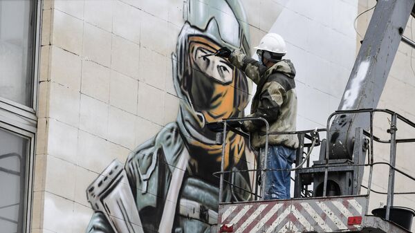 Граффити на здании в Симферополе с изображением российского военнослужащего