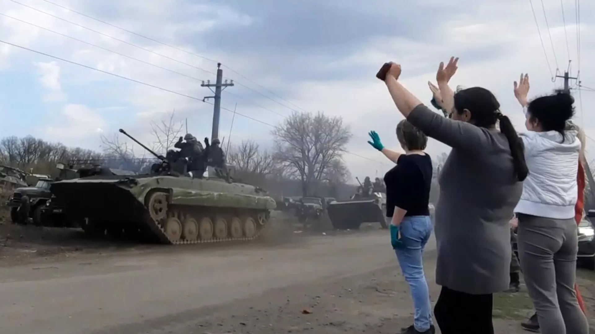 Nők kísérik az orosz fegyveres erők egységeiből álló konvojt Harkov régió településein keresztül, amelyeket különleges katonai művelet során szabadítottak fel az ukrán nacionalista fegyveres alakulatok alól - RIA Novosti, 1920, 2022.04.23.