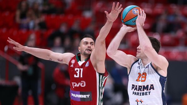 Баскетболисты Локомотива-Кубани Иван Паунич (слева) и Пармы Евгений Воронов 