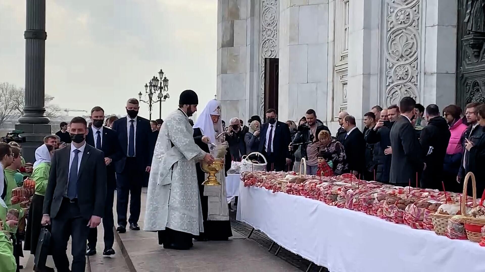 Освещение яиц и куличей Патриархом Кириллом у храма Христа Спасителя - РИА Новости, 1920, 23.04.2022